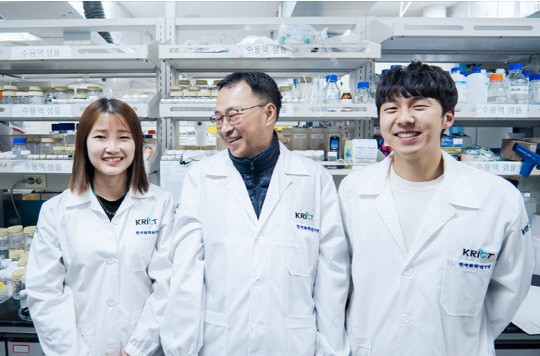 UST-화학연 스쿨 연구자들이 자연 물질에 새로운 기능을 부여해 포스트잇보다 뛰어난 점착제로 활용하거나 새우, 게 등 갑각류의 천연 고분자 물질을 활용해 중금속 제거제로 쓸 수 있는 친환경 물질을 개발했다. 사진 왼쪽부터 정해민 박사과정생, 신지훈 지도교수, 정현호 통합과정생.  UST 제공